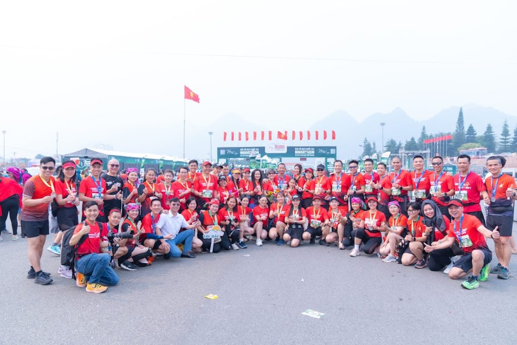 Phạm Thành Long và cộng đồng Liên Tục Tiến Lên tham dự một giải chạy 42km