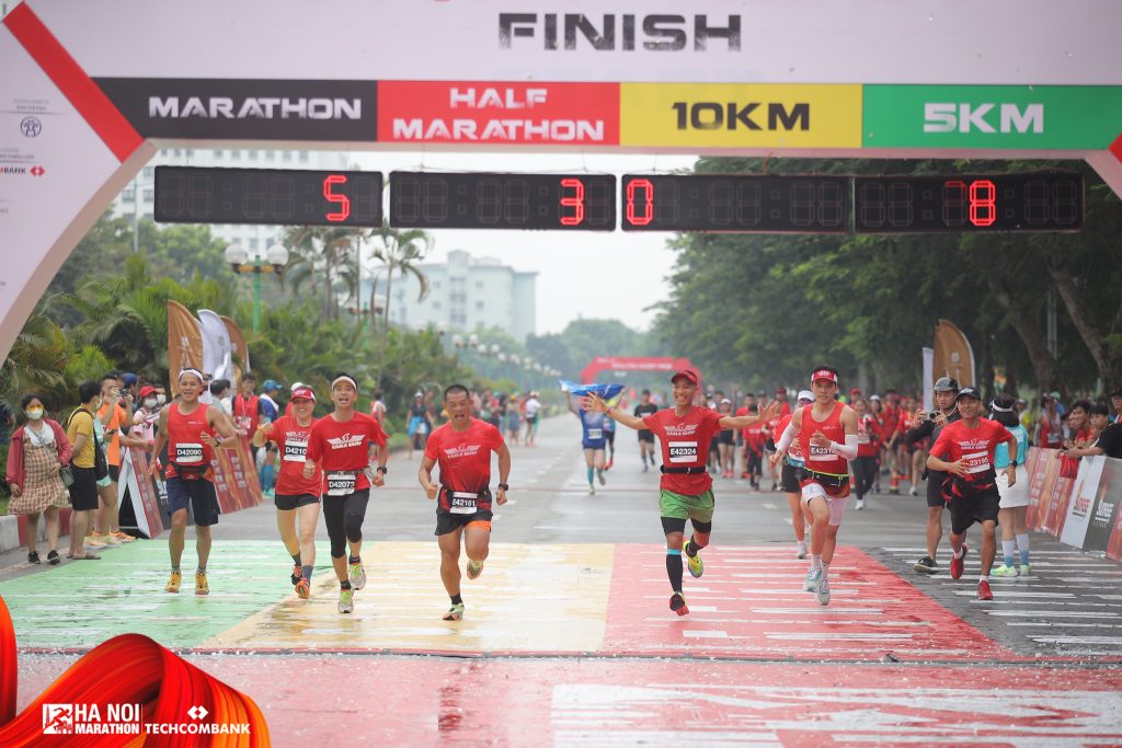 Phạm Thành Long về đích trong giải chạy Techcombank Marathon