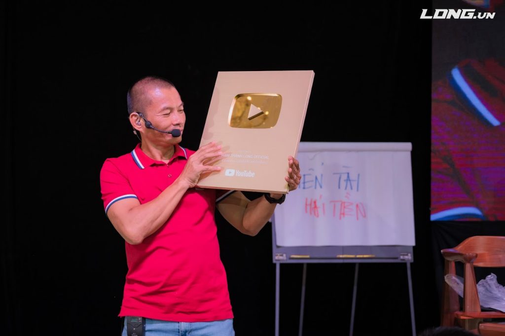 Trên tay nút vàng Youtube Phạm Thành Long Official (1 triệu người đăng ký trên Youtube)