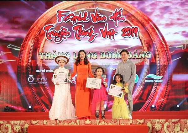 Phạm Thiên Long giành giải Mẫu nhí triển vọng trong Tinh hoa thiếu nhi Việt 2019.