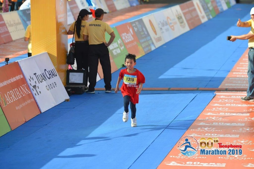 VĐV nhí Phạm Bạch Long chạy nước rút về đích tại giải Tiênphong Marathon 2019