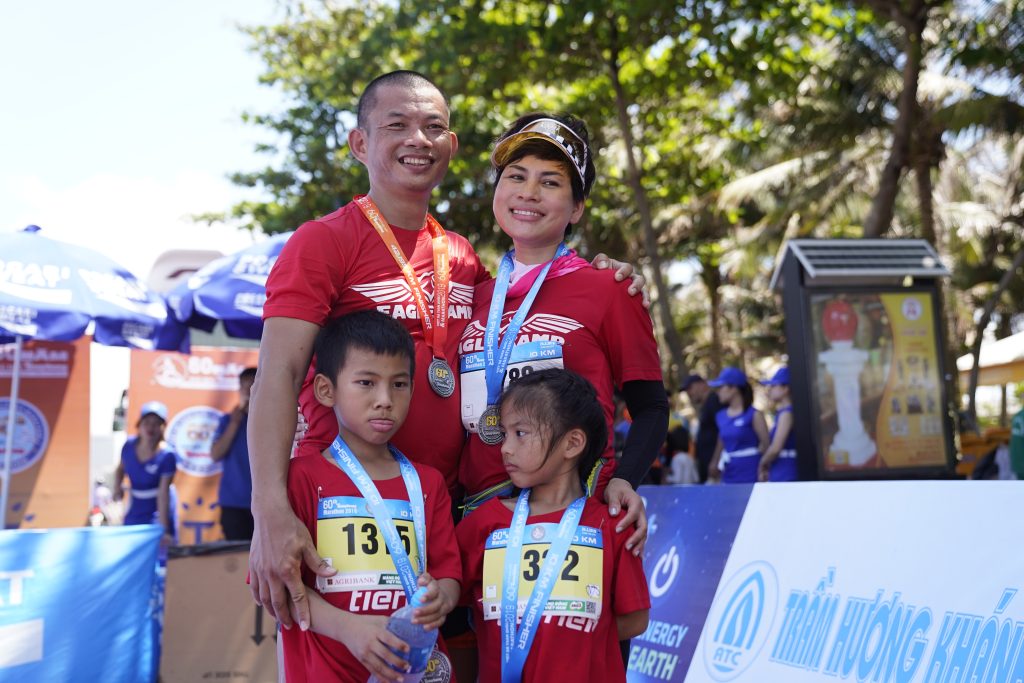 Gia đình VĐV phong trào Phạm Thành Long tại giải Tiênphong Marathon 2019